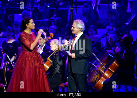 Classic FM presentatori Margherita Taylor e John Suchet sul palco a FM classica dal vivo presso la Royal Albert Hall di Londra. Foto Stock