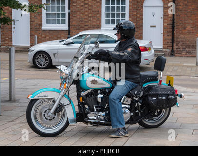 Biker su una Harley-Davidson heritage softail. Foto Stock