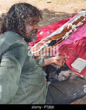 Artista aborigena Joe Guymala lavorando su un Lorrkon al Injalak arti e mestieri centro, Gunbalanya, Oenpelli,di Arnhem Land, Australia Foto Stock