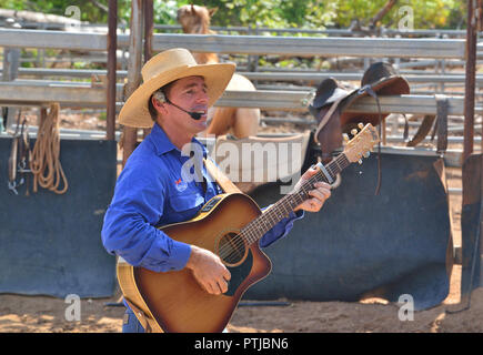 Tom Curtain il canto cowboy di eseguire nel suo outback esperienza dimostrano di Katherine, Territorio del Nord, l'Australia Foto Stock