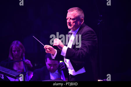 Patrick Hawes conduce la Royal Philharmonic Orchestra sul palco al Classic FM evento dal vivo presso la Royal Albert Hall di Londra. Foto Stock