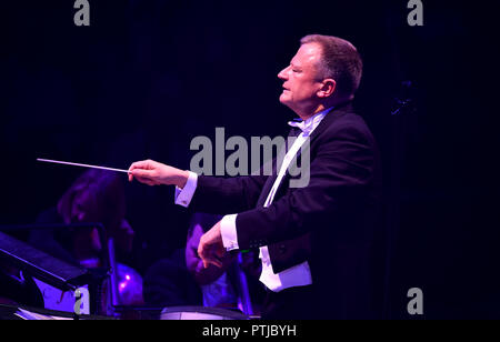 Patrick Hawes conduce la Royal Philharmonic Orchestra sul palco al Classic FM evento dal vivo presso la Royal Albert Hall di Londra. Foto Stock