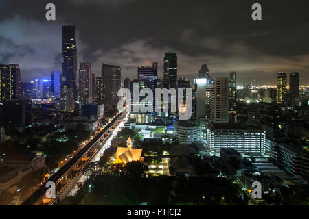 Vista notturna della skyline di Silom a Bangkok, in Thailandia. Foto Stock