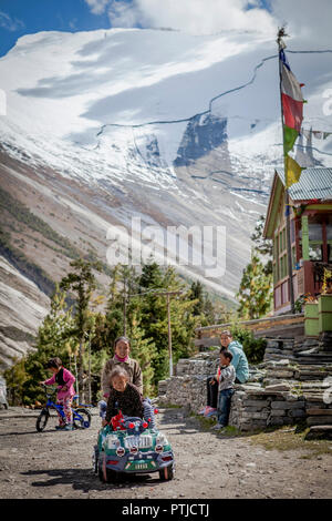 Bambini che giocano in strada con il Paungda Danda in background. Foto Stock