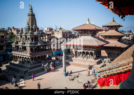 Vista dal museo di Patan guardando sulla Durbar Square a Kathmandu in Nepal. Foto Stock