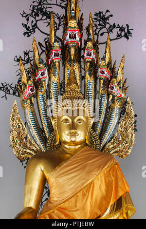Buddha seduto al riparo da un naga al Wat Pho, Bangkok, Thailandia. Foto Stock