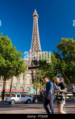 Giovani asiatici giovane passando per la riproduzione della Torre Eiffel a Parigi hotel Las Vegas, Nevada. Foto Stock