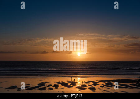 Un tramonto spettacolare su Fistral Beach in Newquay in Cornovaglia. Foto Stock