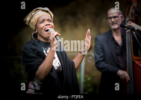 Ley Adewole cantante della grazia note effettuando al Giardino Trebah anfiteatro in Cornovaglia. Foto Stock