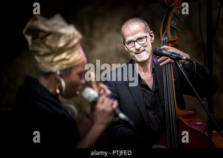 Yan Speake contrabbassista e Ley Adewole cantante della grazia note effettuando al Giardino Trebah anfiteatro in Cornovaglia. Foto Stock