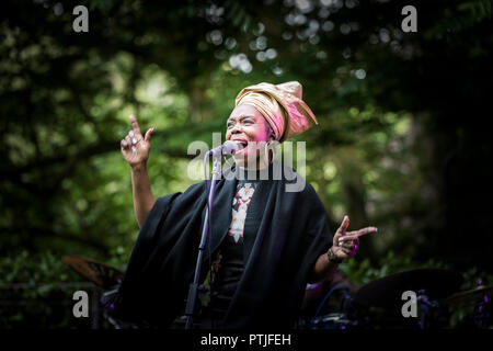 Ley Adewole cantante con la grazia delle note in esecuzione al Giardino Trebah anfiteatro in Cornovaglia. Foto Stock