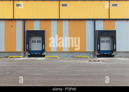 Due rampe per il carico dei camion a magazzino Foto Stock