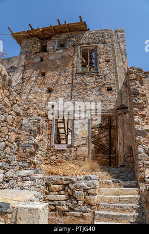 Una vecchia casa in rovina sulla isola di Spinalonga, di Creta (Grecia). L isola è stata una lebbrosi comunità per alcuni degli ultimi secoli. Foto Stock