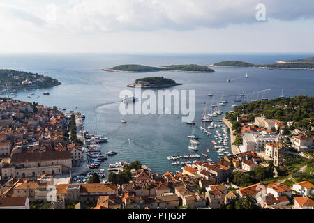 Yacht ingresso punteggiata di Hvar città vecchia. Foto Stock