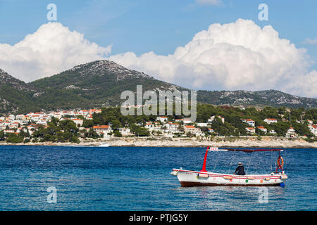 Taxi imbarcazione al largo della costa di Jerolim vicino a Hvar. Foto Stock