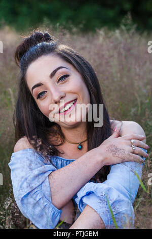 Ritratto di una giovane donna in un prato di erba vicino al Liverpool. Foto Stock