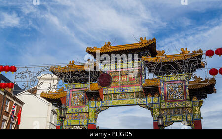 La colorata paifang nella Chinatown di Liverpool. Foto Stock