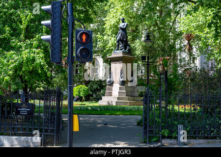 Statua del generale Sir James Outram progettato nel 1871 dal nobile Matteo in Victoria Embankment Gardens a Londra REGNO UNITO Foto Stock