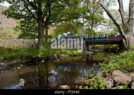 I passeggeri sulla Ravenglass e Eskdale a scartamento ridotto Ferrovie a Vapore a Dalegarth. Foto Stock