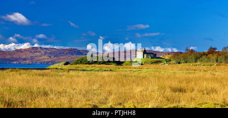 Una vista panoramica del castello di Duntrune si affaccia su Loch Crinan nelle Highlands Scozzesi. Foto Stock