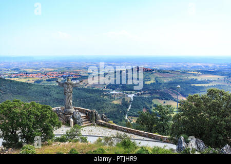 Vista panoramica dalla cima del Marofa Mountain Range, dove la città di Figueira de Castelo Rodrigo e la collina villaggio storico di Castelo R Foto Stock