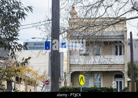Tardo vittoriana di case a schiera in ElizabethStreet, Paddington, Sydney. Segnaletica stradale nella parte anteriore. Foto Stock