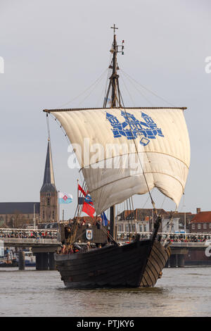 Kampen, Paesi Bassi - 30 Marzo 2018: il dente di Kampen durante la flotta mostra a vela Kampen Foto Stock