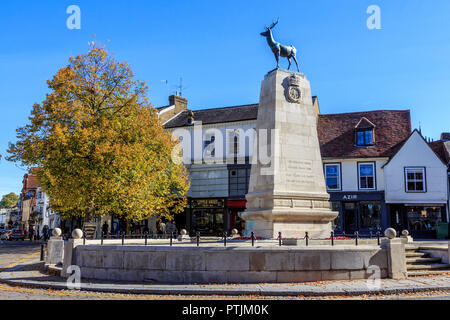 Monumento ai caduti in guerra con la contea di simbolo stag aloft, Hertford town center shopping e attrazioni, il capoluogo della contea del Hertfordshire, Inghilterra Foto Stock