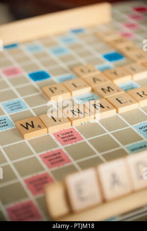 WOODBRIDGE, NEW JERSEY - Ottobre 9, 2018: un vintage a Scrabble gioco di bordo è indicato con la lettera di piastrelle Foto Stock