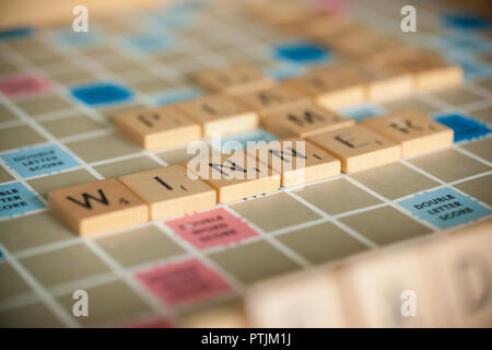 WOODBRIDGE, NEW JERSEY - Ottobre 9, 2018: un vintage a Scrabble gioco di bordo è indicato con la lettera di piastrelle Foto Stock