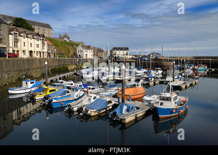 Acqua calma in mattina a Banff harbour marina con barche ormeggiate barche a vela e sulla baia di Banff Moray Firth Aberdeenshire Scotland Regno Unito Foto Stock