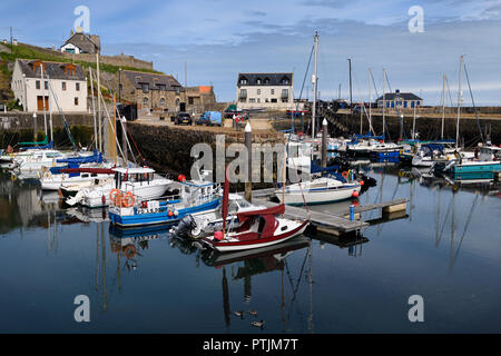 Mattinata a Banff harbour marina con barche ormeggiate barche a vela e sulla baia di Banff Moray Firth Aberdeenshire Scotland Regno Unito Foto Stock