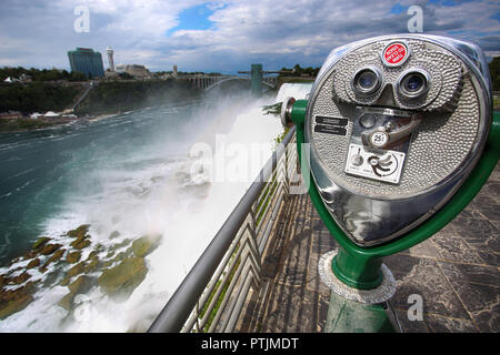 Niagara Falls, Stati Uniti d'America - 29 agosto 2018: Turistica visore binoculare in Niagara Falls dallo stato di New York, Stati Uniti d'America Foto Stock