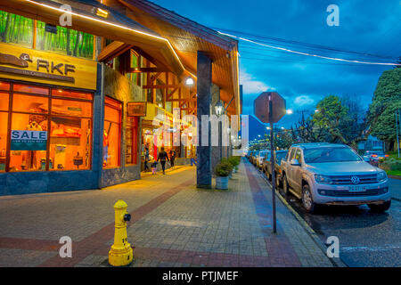 PUCON, Cile - SETTEMBRE, 23, 2018: veduta esterna di automobili parcheggiate in una fila per le strade della città in Pucon di notte Foto Stock