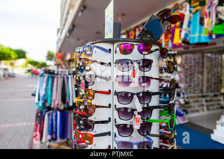 ALANYA / Turchia - 30 settembre 2018: occhiali da sole da Ray-Ban si blocca su un supporto a un mercato locale in Alanya. Foto Stock