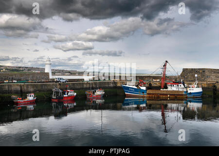 Barche da pesca e faro di MacDuff Cantieri Navali del porto con vista del Banff sulla baia di Banff Scozia Aberdeenshire Regno Unito Foto Stock