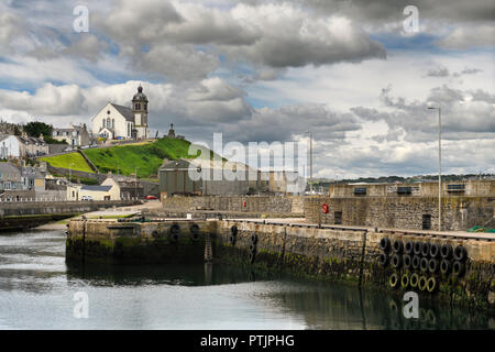 Pilastri in pietra a MacDuff cantieri navali del porto con Macduff Chiesa Parrocchiale sulla collina con le nuvole Macduff Aberdeenshire Scotland Regno Unito Foto Stock