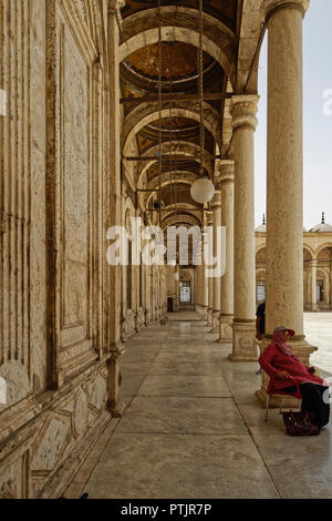 Alabastro porticato coperto che circonda il cortile di Muhammad Ali moschea in Cairo Islamico Foto Stock