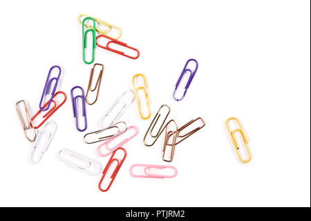 Close-up di multi-carta colorata clip su uno sfondo bianco. Foto Stock