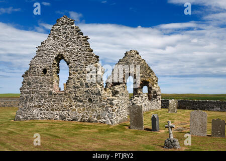 Xiii secolo St Mary le rovine della cappella di fieldstone sui giardini della chiesa con lapidi del cimitero di Old Rattray Aberdeenshire Scotland Regno Unito Foto Stock