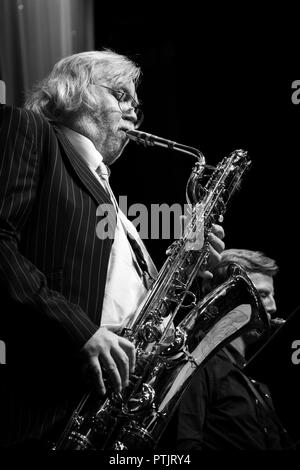 Asta Mason assolo sul sax baritono con Atlantic Crossover, Scarborough Jazz Festival 2018 Foto Stock