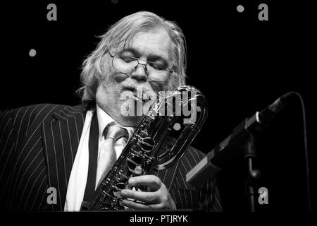 Asta Mason assolo sul sax baritono con Atlantic Crossover, Scarborough Jazz Festival 2018 Foto Stock