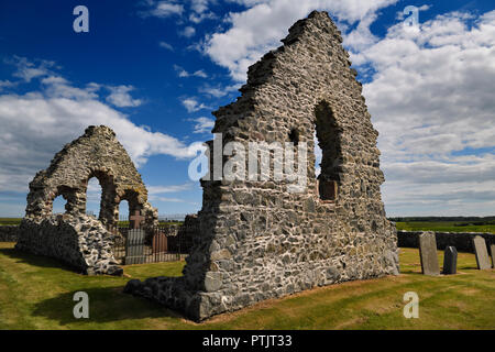 Xiii secolo St Mary le rovine della cappella di fieldstone con lapidi del cimitero di Old Rattray Aberdeenshire Scotland Regno Unito Foto Stock