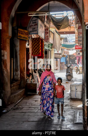 Passeggiando per le strade del mercato Binaker in Rajasthan Foto Stock