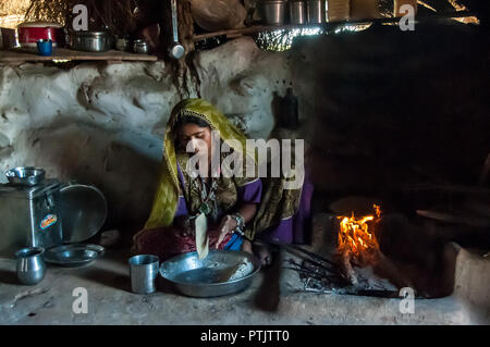 Preparazione di Chapati in un villaggio del Rajasthan Foto Stock