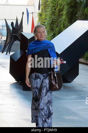 San Francisco, California - Ottobre 8, 2018: una donna elegante con sciarpa blu a San Francisco, California. Foto Stock