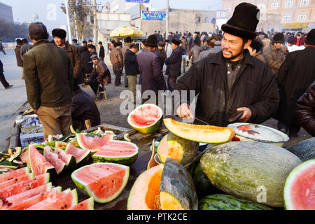 Kashgar, Xinjiang, Cina : Una strada uigura distributore vende anguria alla domenica Bazaar di Kashgar. Foto Stock