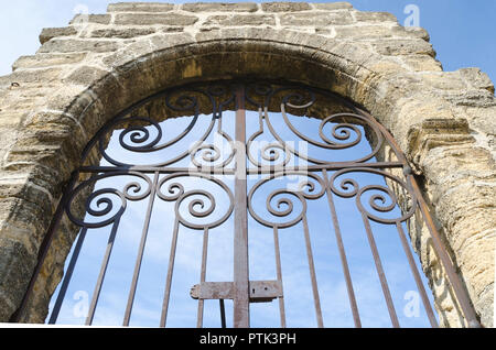 Una grande porta medioevale in Chateauneuf du Pape, Francia Foto Stock