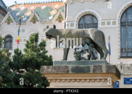 TARGU MURES, Transilvania/ROMANIA - 17 settembre : Statua di Romolo e Remo di fronte la prefettura di torre in Targu Mures Transilvania Romania il 17 settembre 2018 Foto Stock