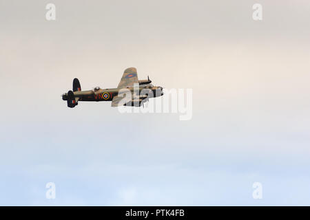 Ultimo Lancaster II Guerra Mondiale Bomber in un'antenna di esposizione Foto Stock